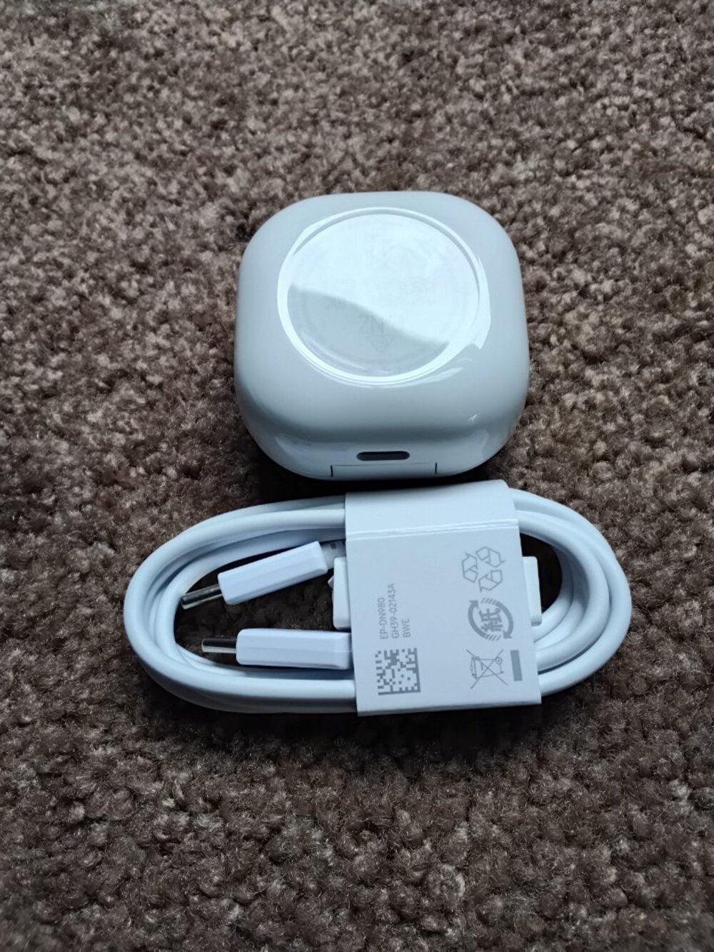 Samsung Galaxy Earbuds with Charging Case USB - Picture 8 of 11